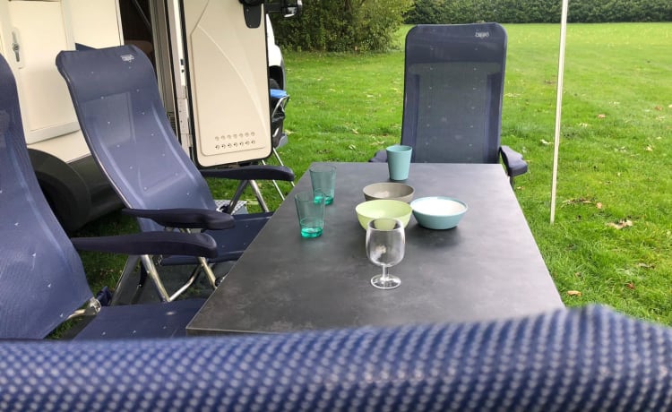 Louis, Camper to Go – Luxe, ruime en comfortabele Mc Louis Glamys 14, Airco's, stapelbed