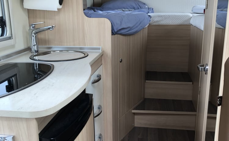 Burstner Travel Van, luxe 2 persoons camper met lengtebedden 