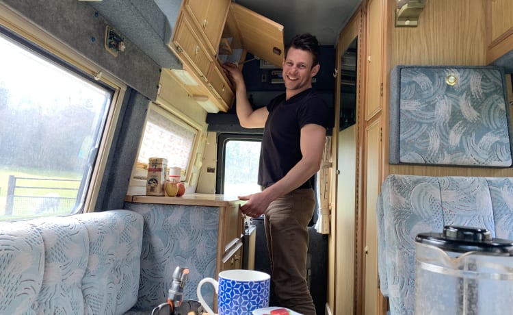 Cyril – Luxe off grid retro camper met toilet, warme douche! GOEDKOPE VERZEKERING