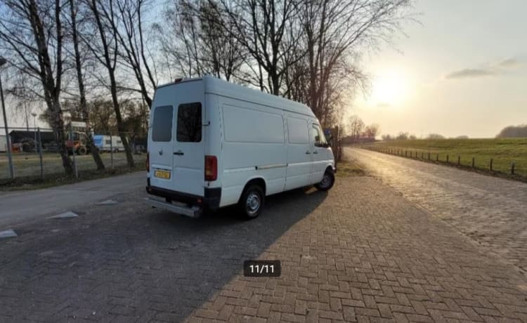 Barry – Volkswagen Camperbus met vast bed + zithoek