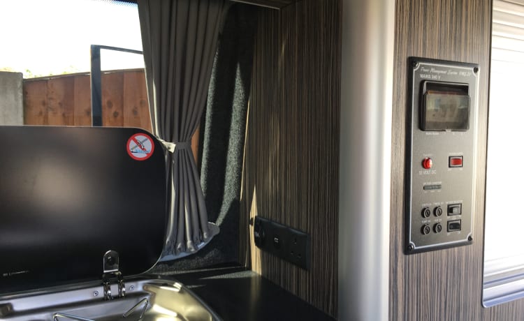 Mavis – Beautiful converted VW T5.1 Transporter 4 berth