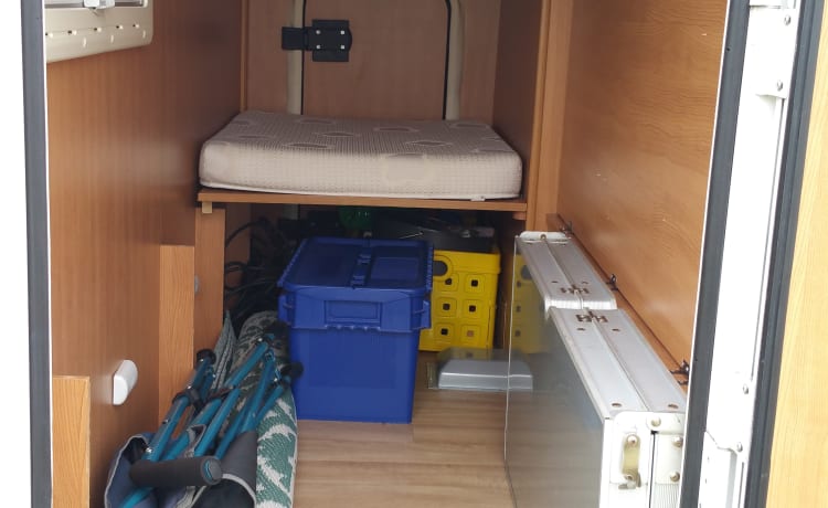 Nice, complete family camper with large seating area