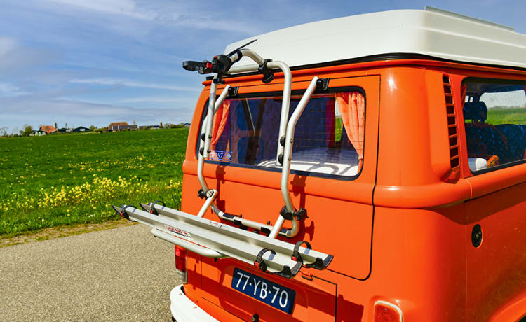 James –  Classic Volkswagen T2b camper uit 1975