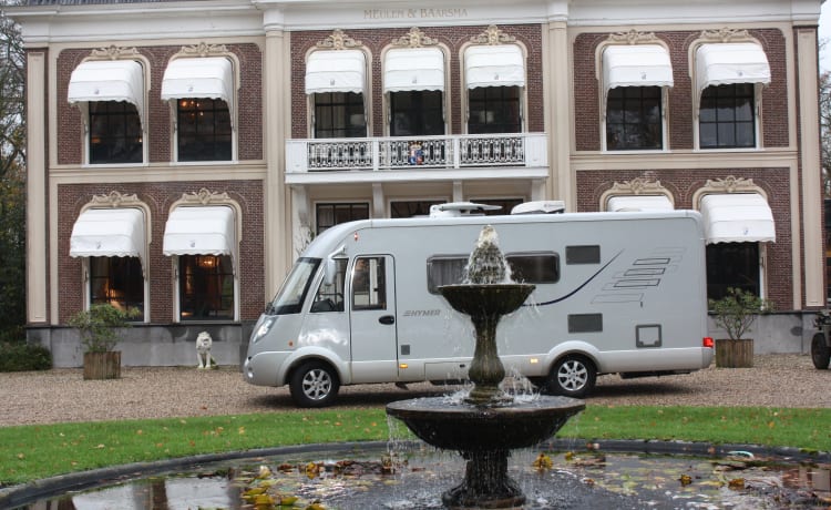 Bellissimo Hymer B654 CL molto lussuoso con 160 CV per tutta la famiglia.