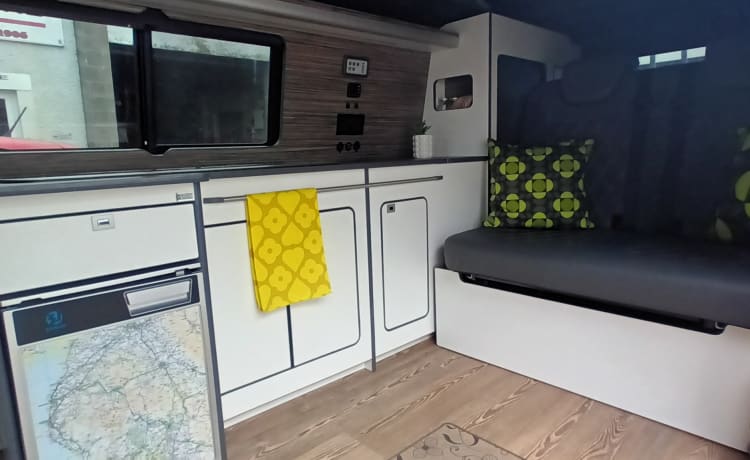 Roxy – Luxe 4-persoons Volkswagen T6 Automatic Campervan uit 2020