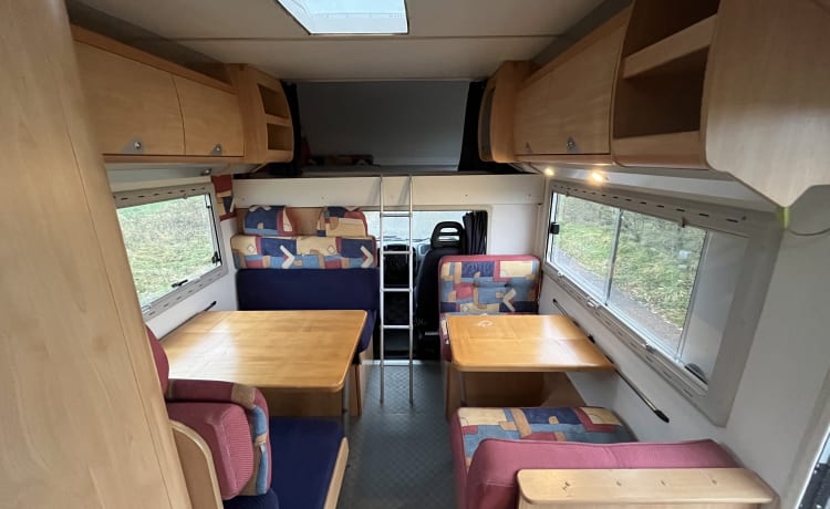 Fiat Ducato camper met stapelbed 