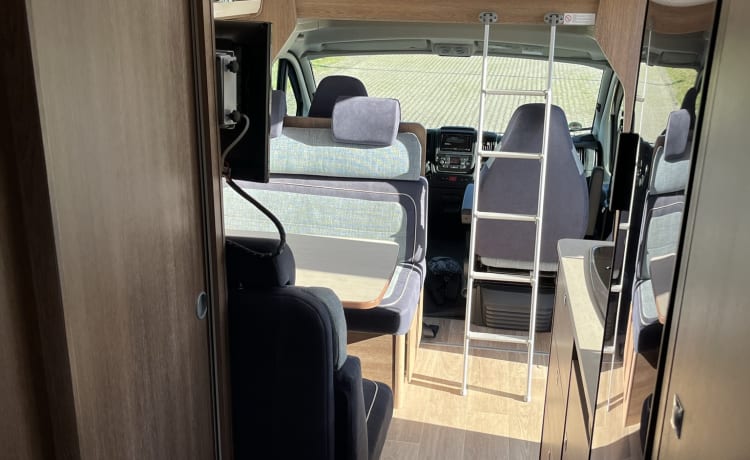 Camping-car luxueux et compact pour 6 personnes avec lits superposés