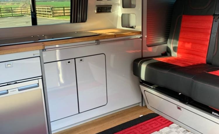 Oska – Atemberaubender VW T6 Campervan mit 4 Schlafplätzen