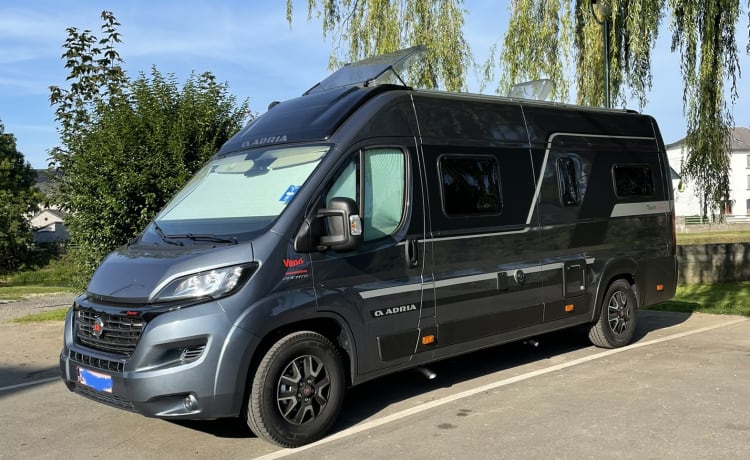 Adria Twin Supreme – Comodo autobus camper con cambio automatico + vignetta svizzera