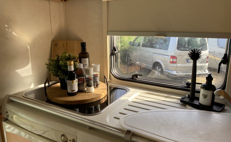 De Comfort Cruiser – Your Own Home on Wheels! Luxurious, Spacious and Reliable Hymer Alcove Camper