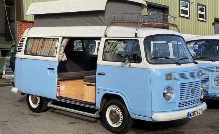 Bellathecamper – Bella - Klassieke erker VW CamperVan in showroomstaat