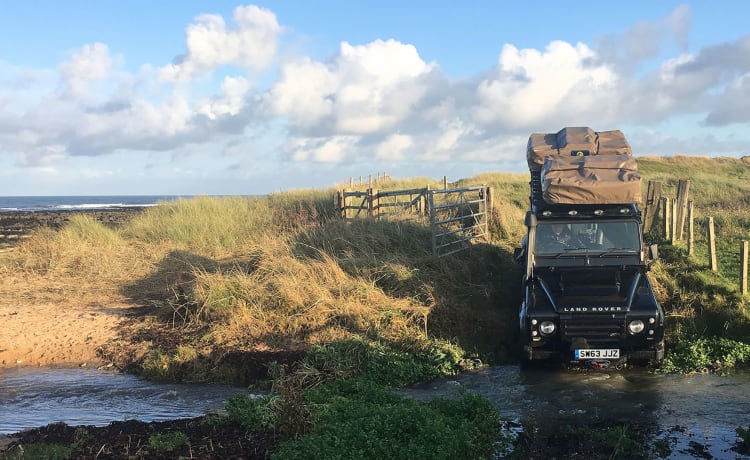 ARMSTRONG – Land Rover Dachterrasse mit 5 Schlafplätzen aus dem Jahr 2013