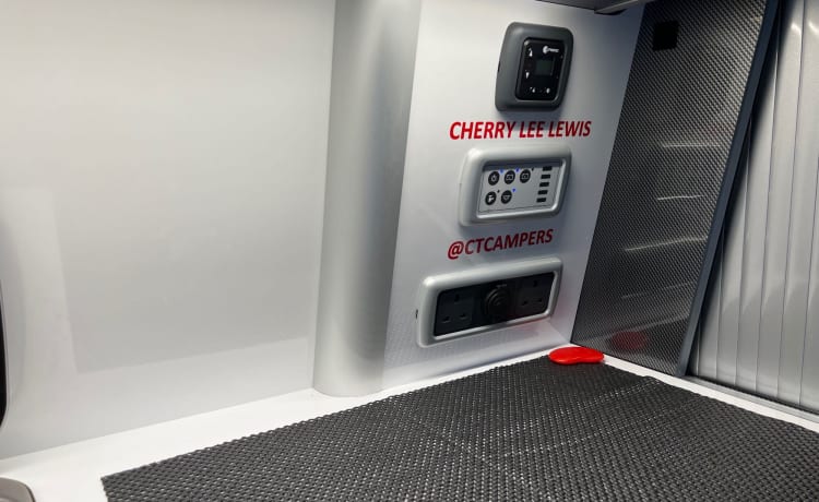 Cherry Lee Lewis – Stunning 2020 T6.1 4 to 8 berth Camper