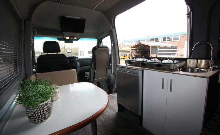 Superruime luxe MB Sprinter Buscamper 2010 mit XXL Widebed (2p)