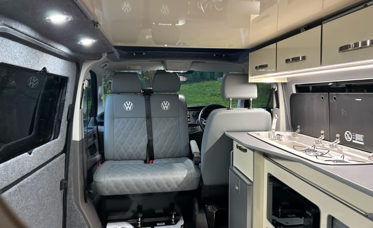 Hochwertiger Volkswagen Campervan mit 4 Schlafplätzen Leeds