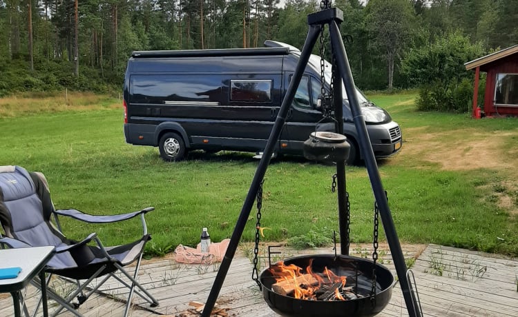 Black Beauty – Lits kingsize à longueur fixe, camping-car 2p complet