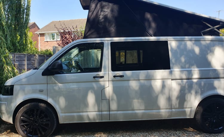 Guinevere – T5.1 Brandneuer Umbau - Volkswagen Bus mit 4 Schlafplätzen aus dem Jahr 2011