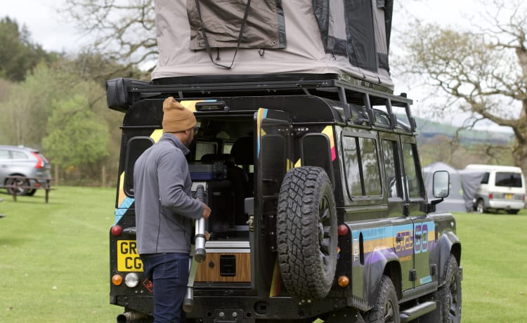 The Sheriff – Land Rover Defender Overland Adventure Camper avec auvent 270