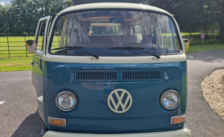 Daisy – Kultiger blauer VW Camper aus den 1970er Jahren