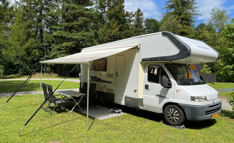 Beau et spacieux camping-car familial, comprenant des commodités