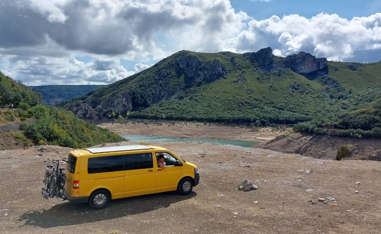 Bus jaune VW T5 avec intérieur moderne