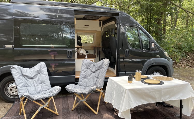 NOYR on Wheels – Beautiful black bus camper (4 people)