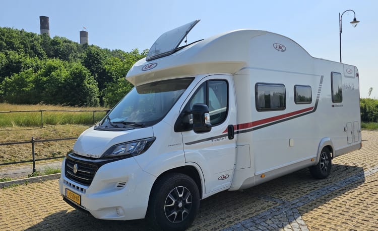 Bertha – Zeer Luxe, 2 tot 4 persoons LMC half intergraal camper (automaat)