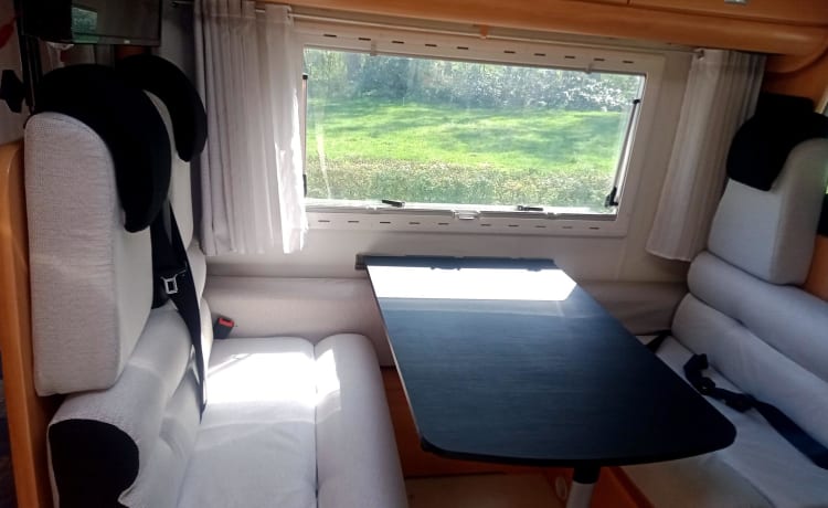 Neat well maintained fully furnished 2p camper with air conditioning, KM free