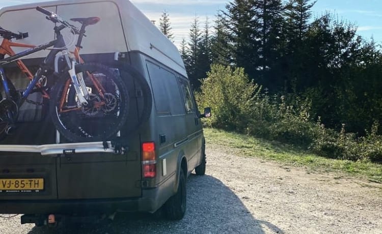 Groenling – Ford Transit - camper in legervoertuig 