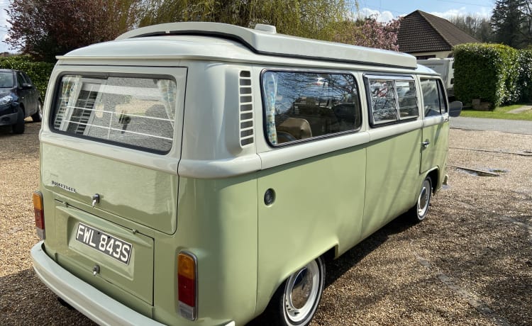 Olive – Klassieke 2-persoons Volkswagen camper uit 1977