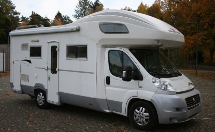 RollerTeam  – Spacious RollerTeam with many extras. Bunk bed and a large alcove. 7 seat belts