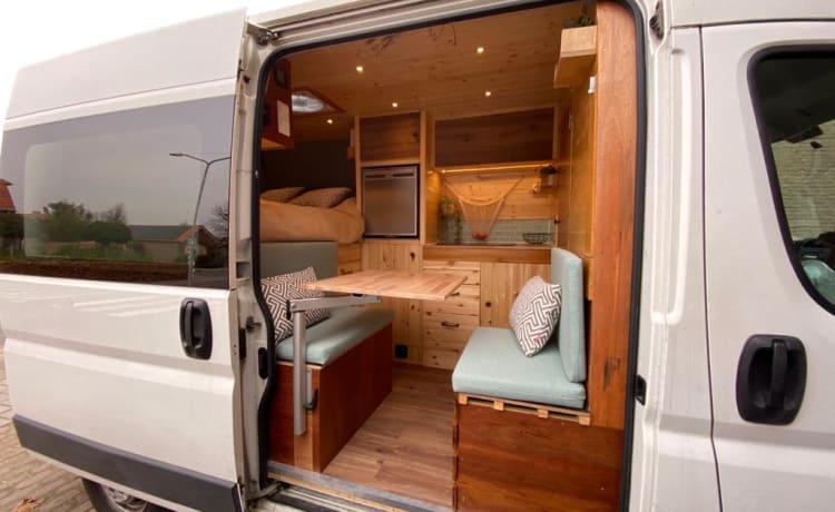 Surf Camper – Off Grid Camperbus Fiat Ducato L2H2 (voor warme én koude dagen)