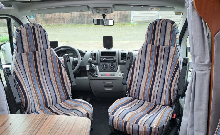 Heerlijke ruime camper voorzien van veel luxe/ comfort.