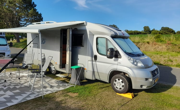 CAMPING-CAR ÉQUIPÉ DE LUXE SPACIEUX 2008