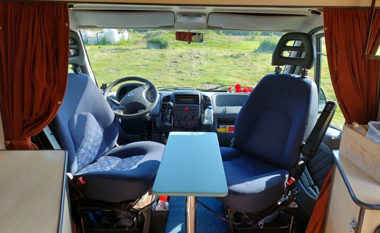2p attractive, spacious, light Fiat bus camper