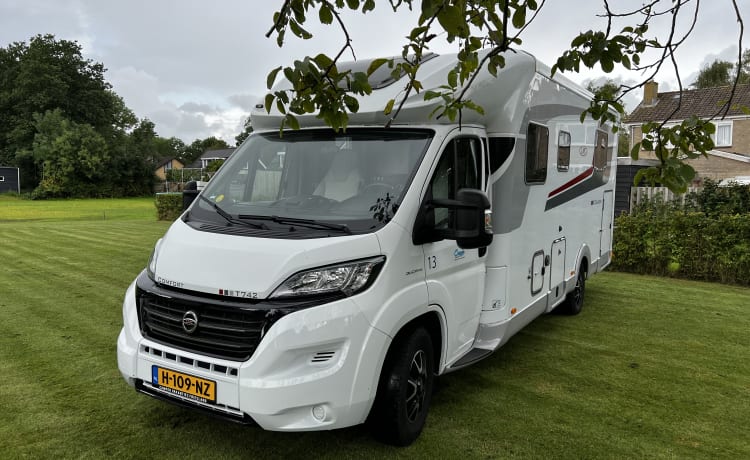 13 LMC T742 – LMC T742 semi-integrated camper 2020