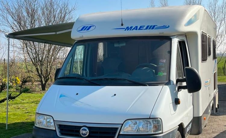 Beau camping-car fiat avec panneau solaire