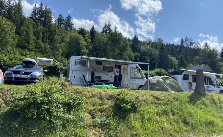 4p Hymer B 674 SL integrato del 2009 con letti lunghi e letto basculante