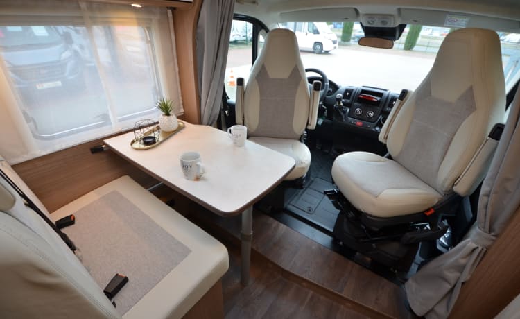 Carado V339 – Ervaar de vrijheid! (bj 2021) Compact en luxe met alle opties en Queensbed 