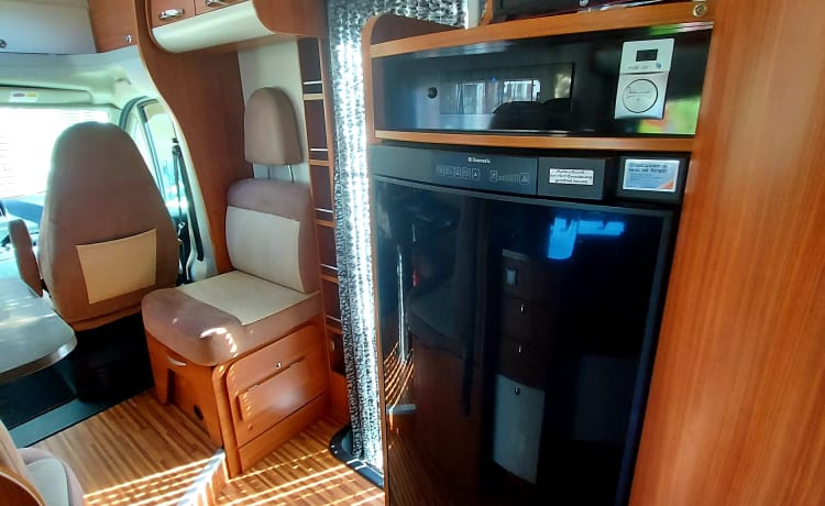 Beautiful spacious 5 p Adria semi-integrated