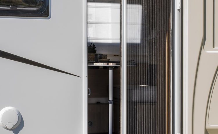 Moby – Avontuurlijke nieuwe mobilehome + zonneluifel + airco