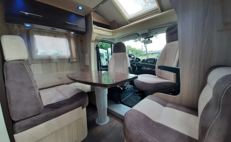 CI X-TIL – Hele luxe 4 persoons camper met queensbed en hefbed, veel bergruimte