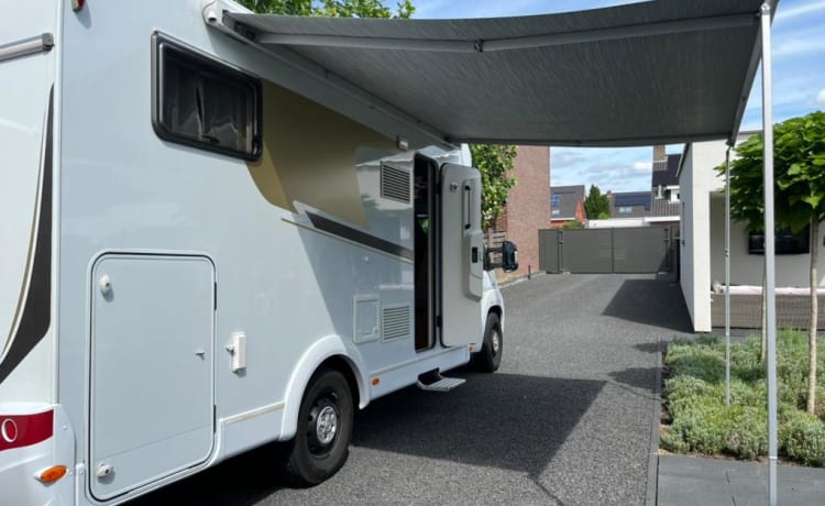 Carado Camper T-334 | 2x Airco | WiFi | Zonnepaneel  | Navigatie iPad