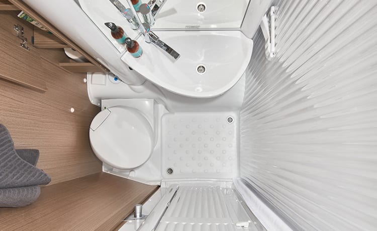 Carado T448 (nieuw bj 2023) – Handgeschakeld - Zeer luxe camper lengtebedden -  Volledig uitgerust