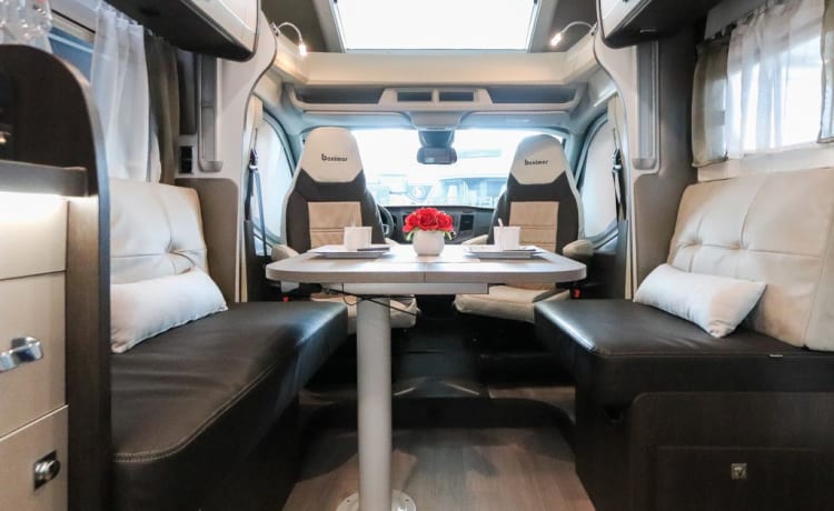 Cocoon 468 – New "2021" 4-person Cocoon 468: the comfort of home, even on the road