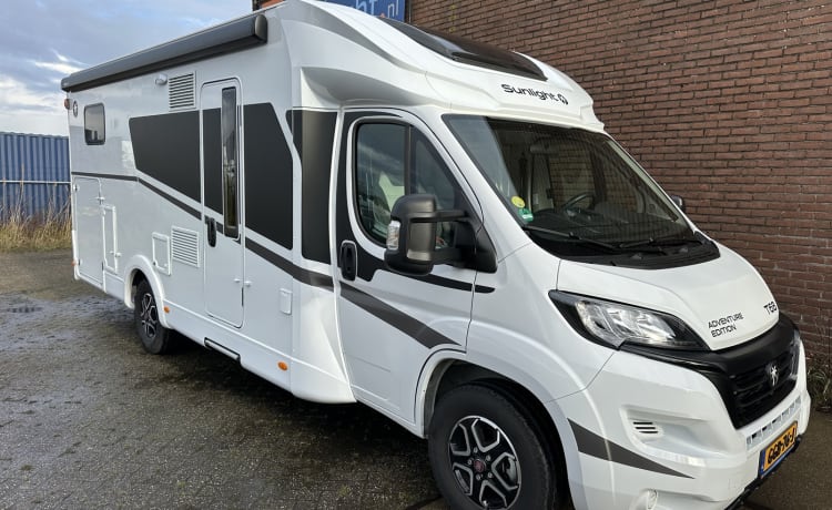 17/18 – Luxurious, comfortable camper with 2-person fixed bed and 2-person lifting bed!