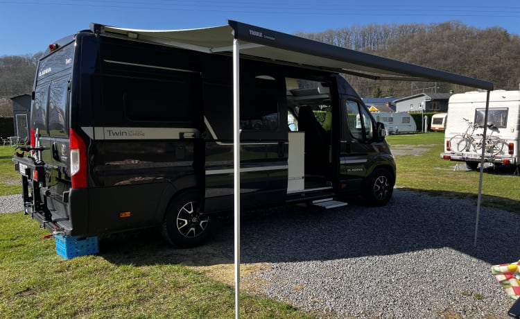 Camper autobus Fiat Adria 640 con ampio garage e letto basculante 