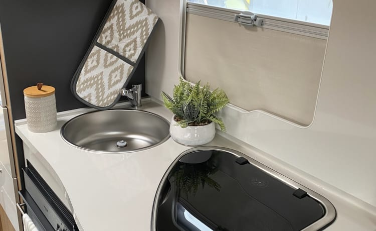 Auto Roller 747 – Gloednieuw 2023 - Luxe 6-persoons Roller Team Camper