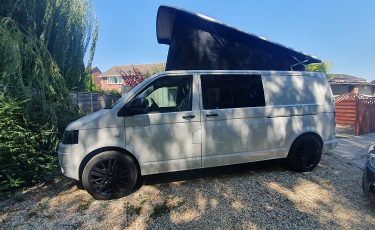 Guinevere – T5.1 Gloednieuwe conversie - Volkswagen bus met 4 slaapplaatsen uit 2011