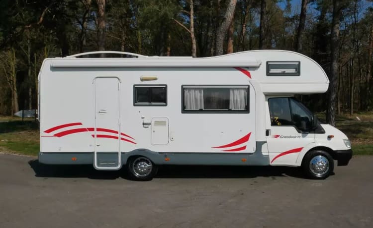 Camping-car familial 6 personnes (Ford Granduca 77)